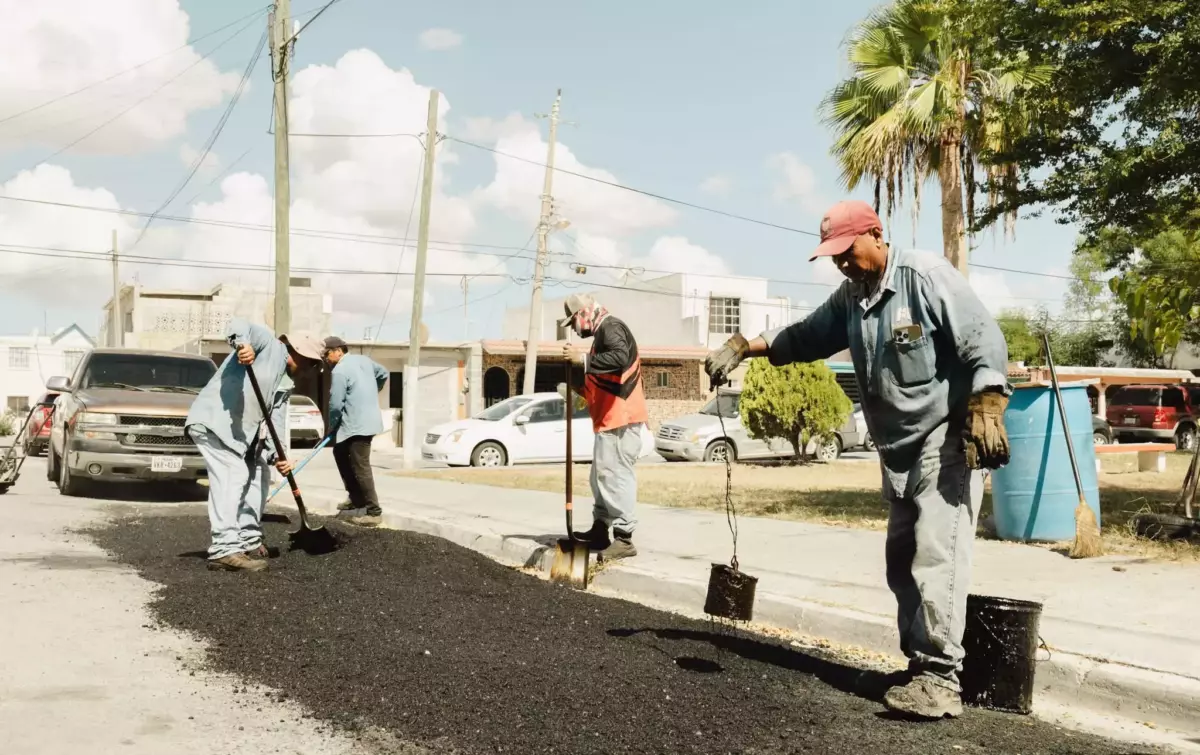 El alcalde Beto Granados refuerza trabajos de bacheo en la colonia Rincón Colonial