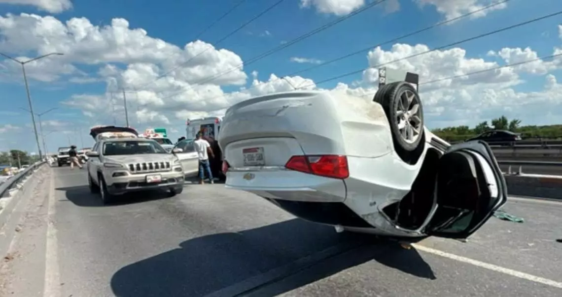 Fuerte choque en puente de Reynosa, Tamaulipas, deja un vehículo volcado y un lesionado