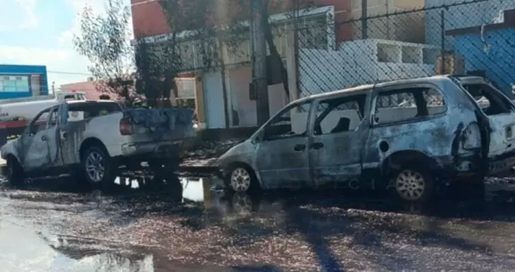 Incendio consume dos vehículos estacionados en Reynosa, Tamaulipas