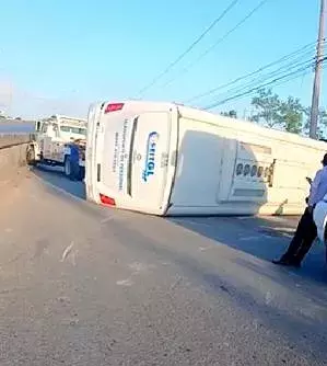 Vuelca unidad del transporte en carretera Río Bravo-Reynosa