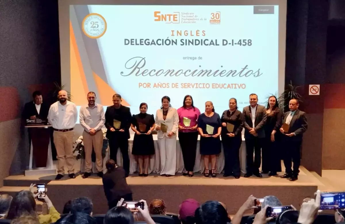 La Delegación Sindical D-I-458 del SNTE entrega por primera vez en Tamaulipas reconocimiento a docentes de inglés con 25 años de servicio
