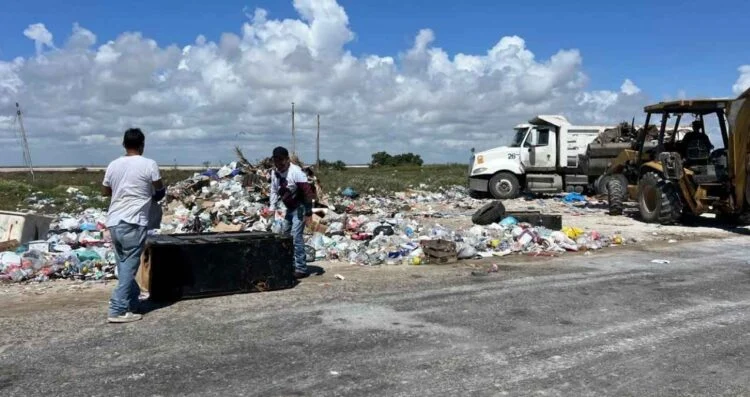 Retiran basura de tiradero clandestino en Playa Bagdad de Matamoros, Tamaulipas