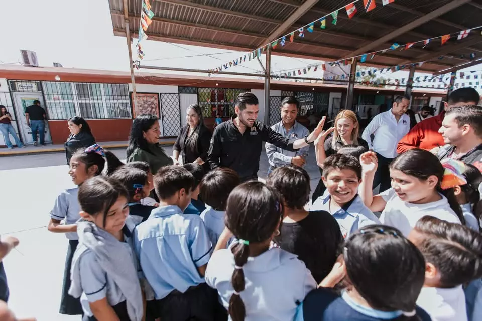 El alcalde Beto Granados entrega cinco computadoras a la primaria Vicente Cevada Vera