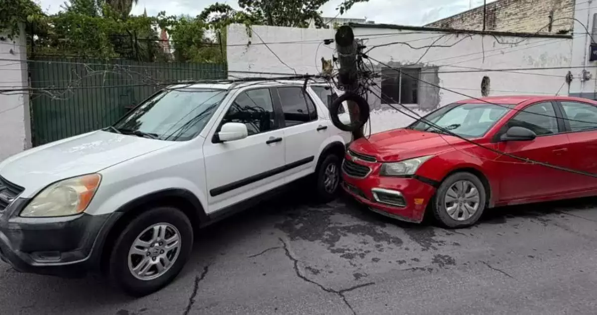 Joven pierde el control y derriba poste en Matamoros, Tamaulipas