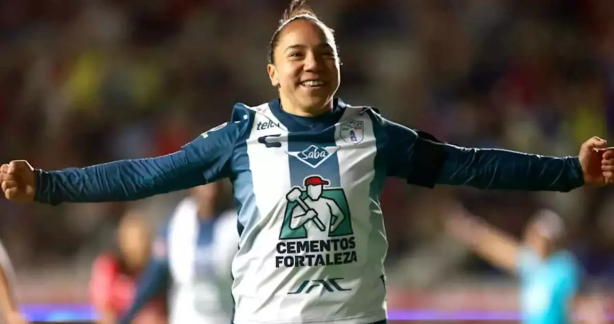 La delantera del Pachuca, Charlyn Corral, habla entre lágrimas sobre su trayectoria tras recibir premio