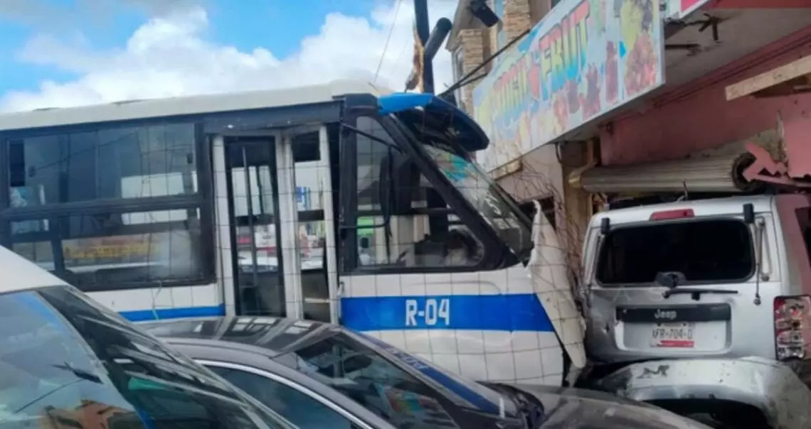 Microbús protagoniza fuerte choque múltiple en Reynosa, Tamaulipas