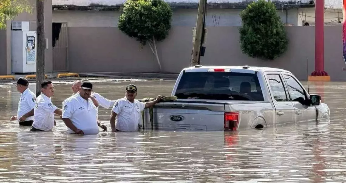 Rescatan a familia atrapada en camioneta por inundación en Matamoros, Tamaulipas