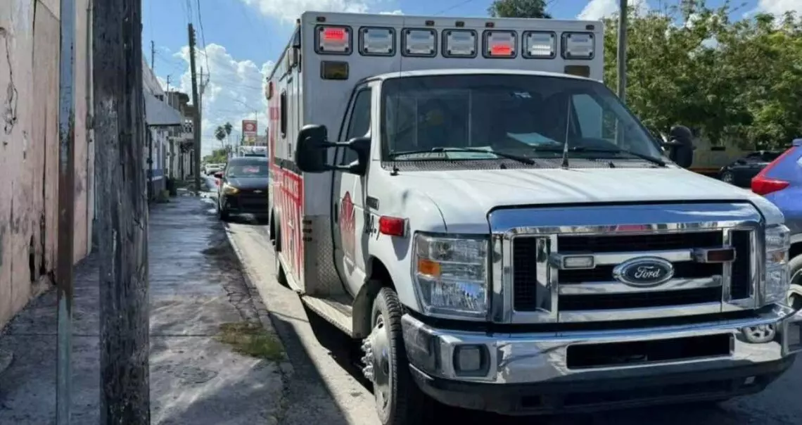 Auxilian a motociclista tras caer en el cruce de Morelos en Matamoros, Tamaulipas