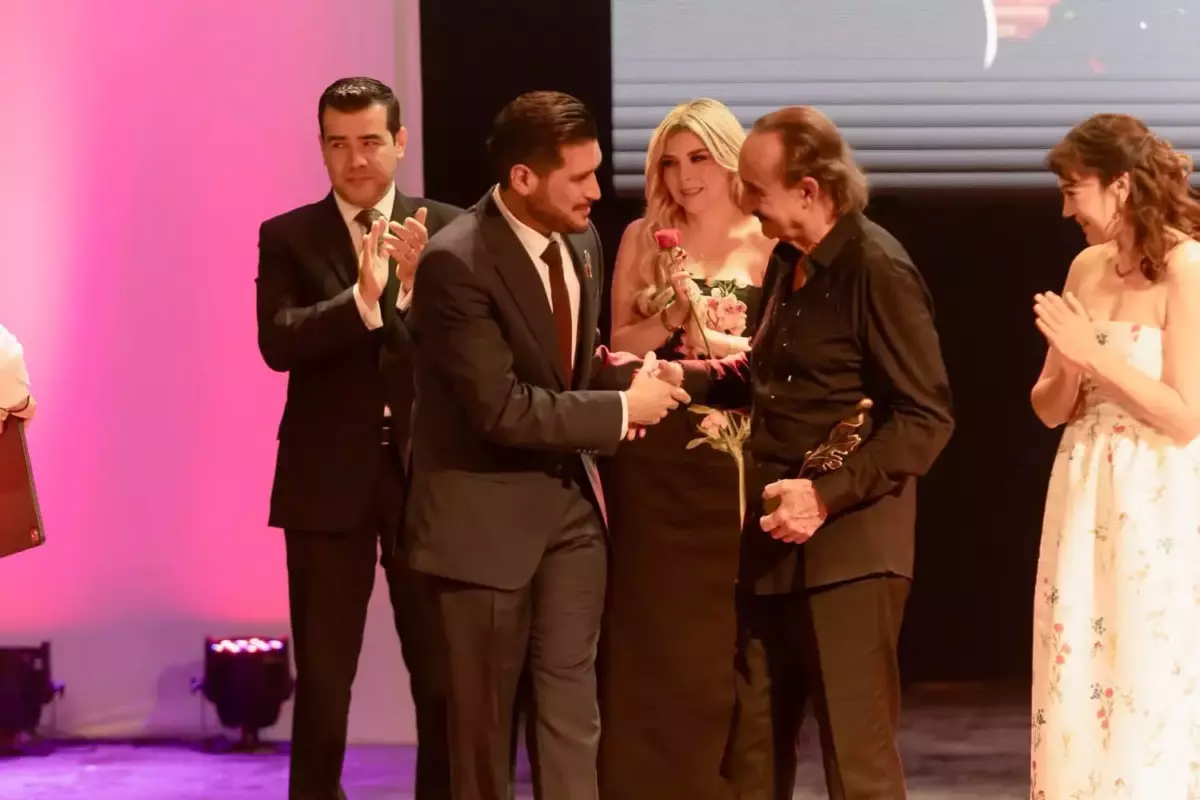 El alcalde Beto Granados recibe en Matamoros al maestro Raúl Di Blasio durante el Festival Internacional de Otoño