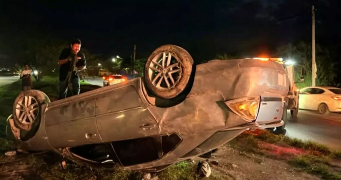 Fuerte volcadura en avenida Tamaulipas deja una persona lesionada en Reynosa