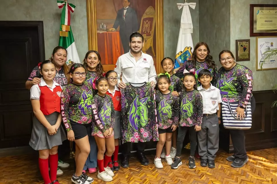 El alcalde Beto Granados recibe la visita del club de porristas Linces