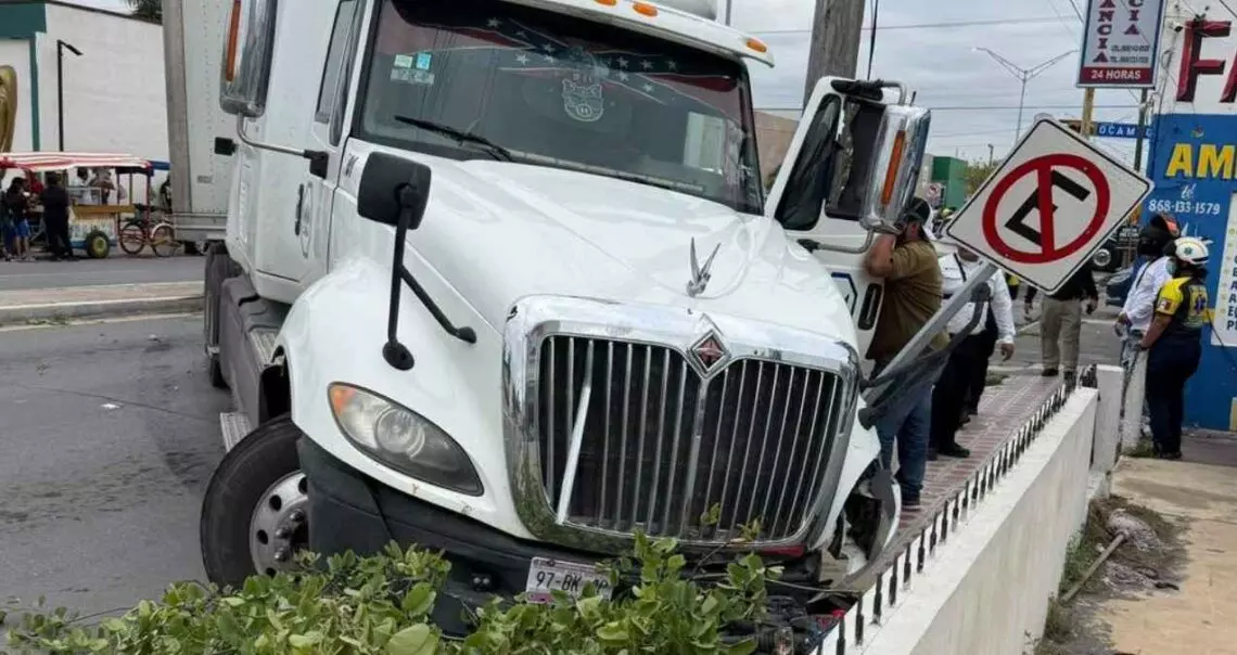 Tráiler fuera de control embiste a motociclista y causa carambola en Matamoros, Tamaulipas