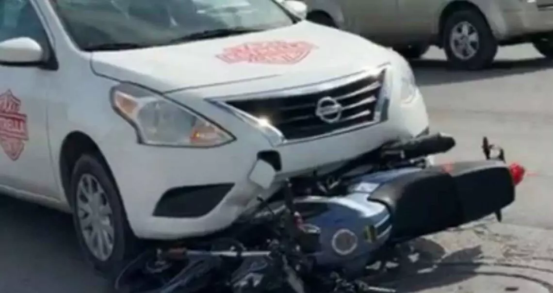 Motociclista termina en el hospital tras ser embestida por un taxi en Matamoros, Tamaulipas