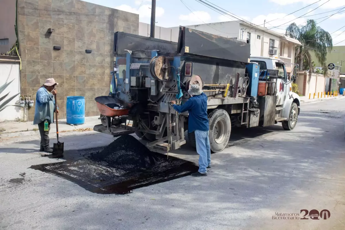 Gobierno Municipal de Matamoros realiza mantenimiento vial en Villa Esmeralda, Delicias y Palo Verde