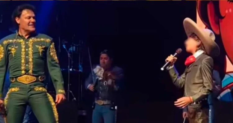 Nieto de Pedro Fernández canta con él en Los Ángeles