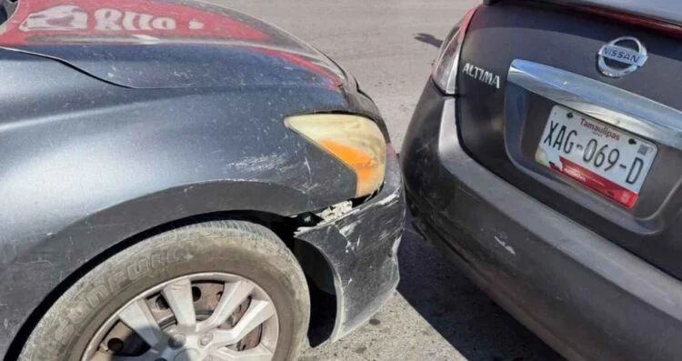 Atienden a persona lesionada tras choque entre dos autos en Matamoros, Tamaulipas