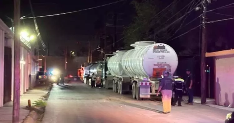 Atienden derrame de combustible de una pipa en Reynosa, Tamaulipas